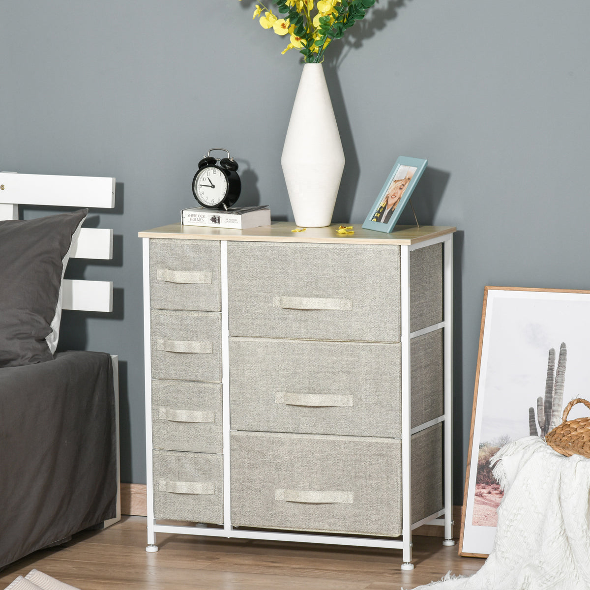 Commode à 7 tiroirs, structure en métal, revêtement en tissu, gris clair, idéale pour le salon.