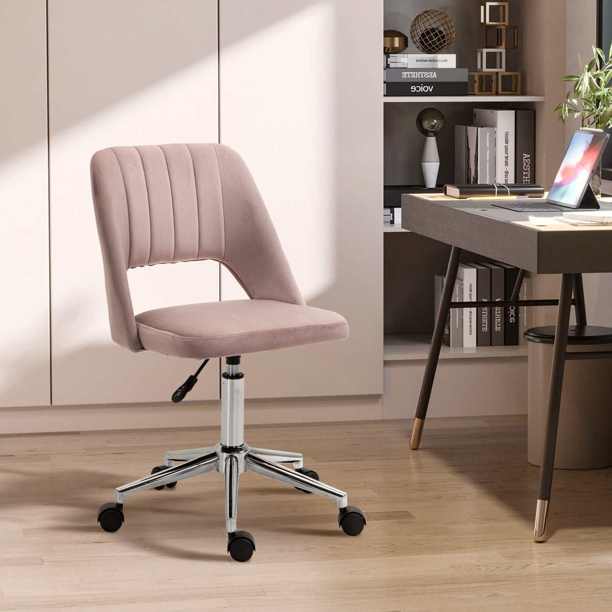 Chaise de bureau à dossier mi-haut, pivotante, en velours rose, avec assise festonnée. Revêtement en velours.