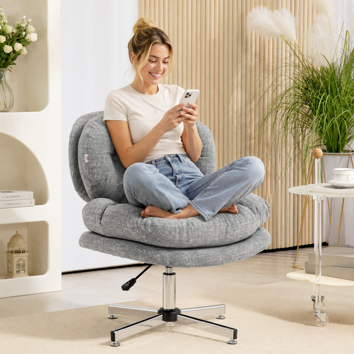 Chaise de bureau, sans accoudoirs, avec assise rembourrée large et hauteur réglable, grise.