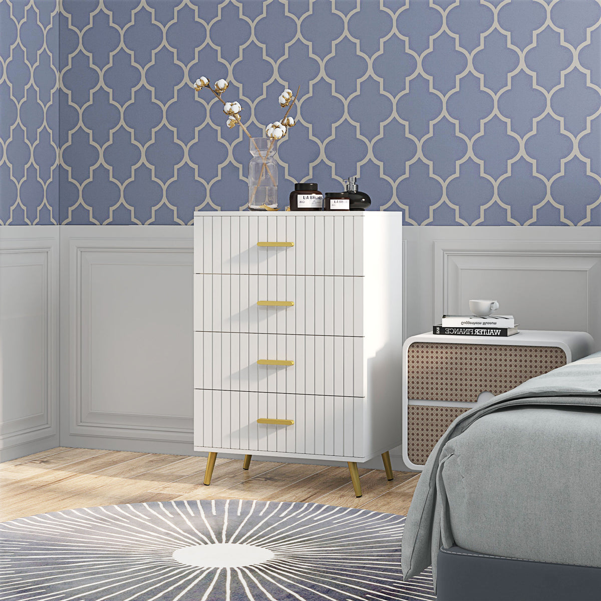 Commode à 4 tiroirs, idéale pour la chambre à coucher, avec pieds en aluminium et poignées dorées, blanche.