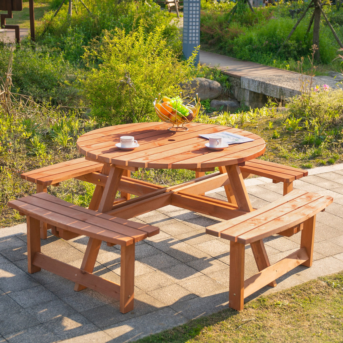 Ensemble repas de patio  : table de pique-nique et banc rond en bois 8 places (parasol non inclus).