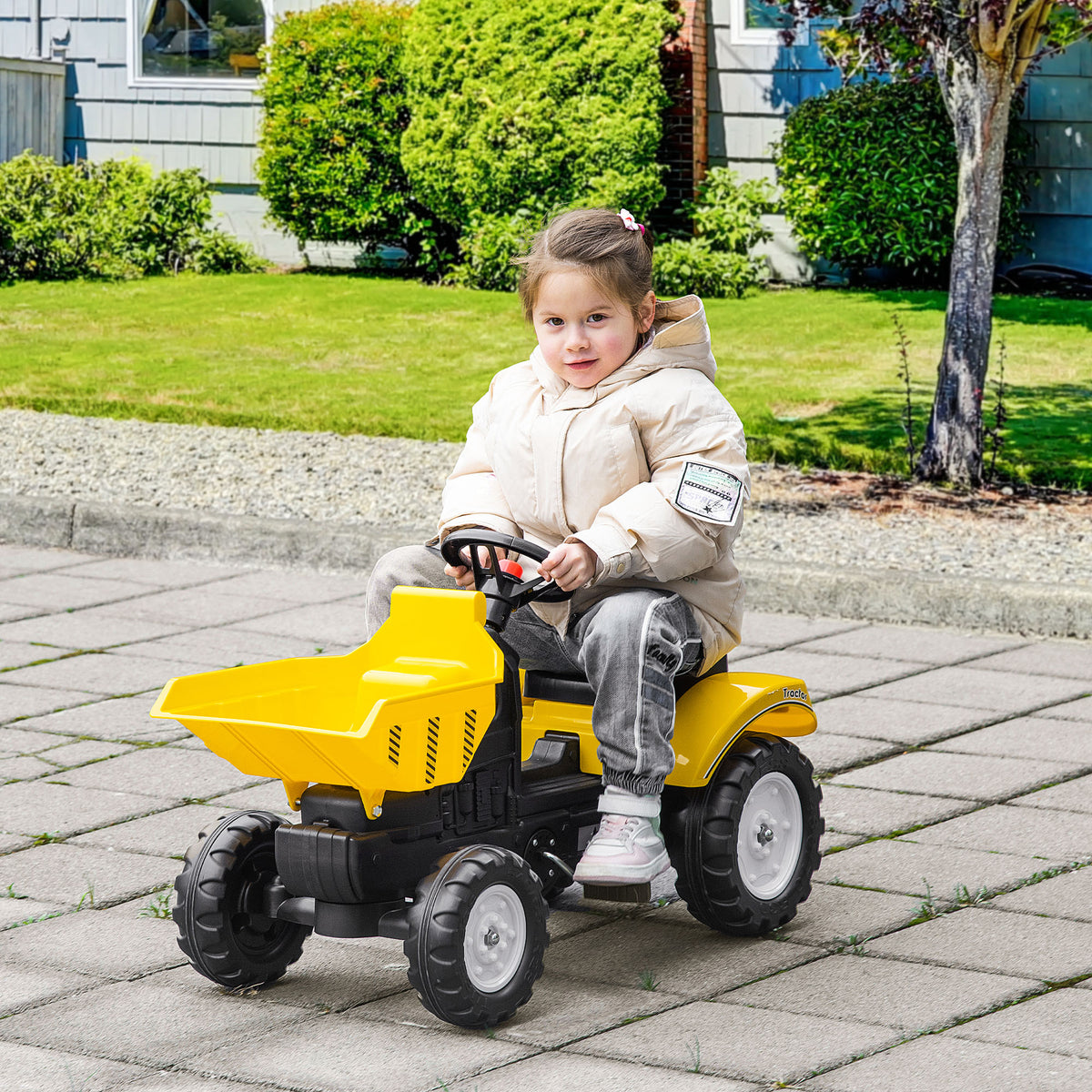Tracteur à pédales pour enfants, avec godet à commande manuelle, jaune, pour les enfants de 3 ans et plus.