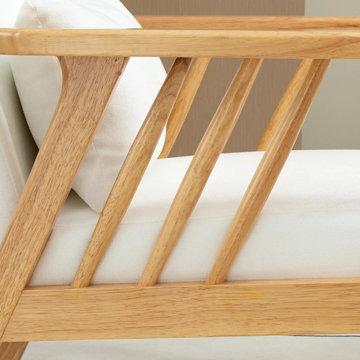 Fauteuil rembourré avec structure en bois d'hévéa, coussins décoratifs et assise confortable, blanc