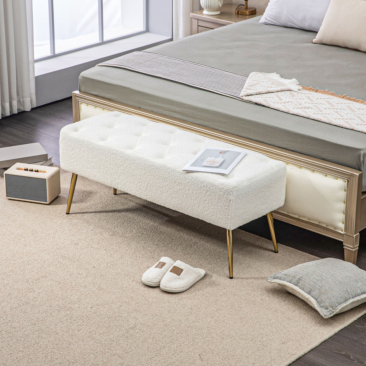 Banc de chambre 44" (112 cm) en tissu aspect laine d'agneau, avec coussin épais et pieds en acier, blanc crème