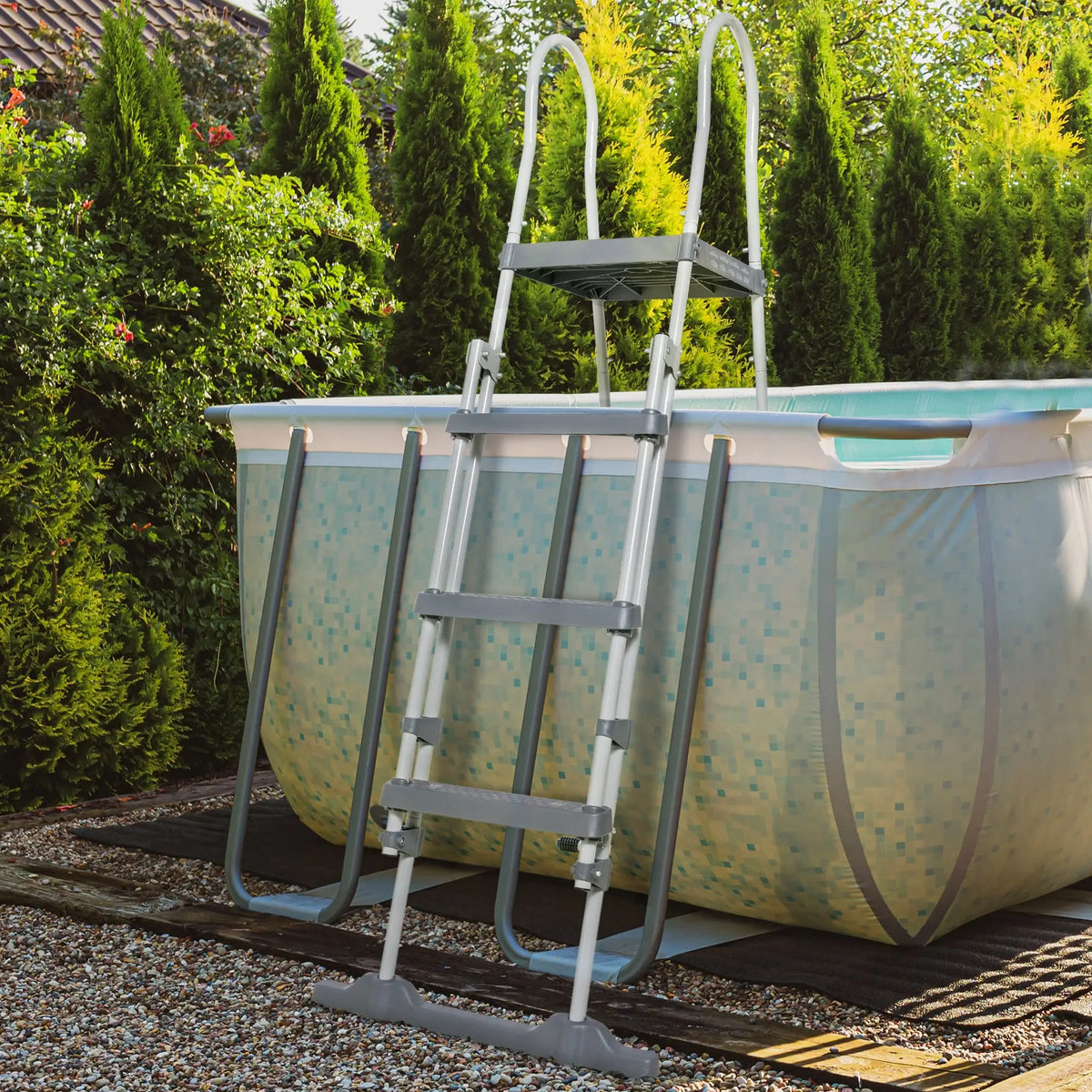 Échelle de piscine hors sol 70" pour parois de piscine de 48" de hauteur, grise
