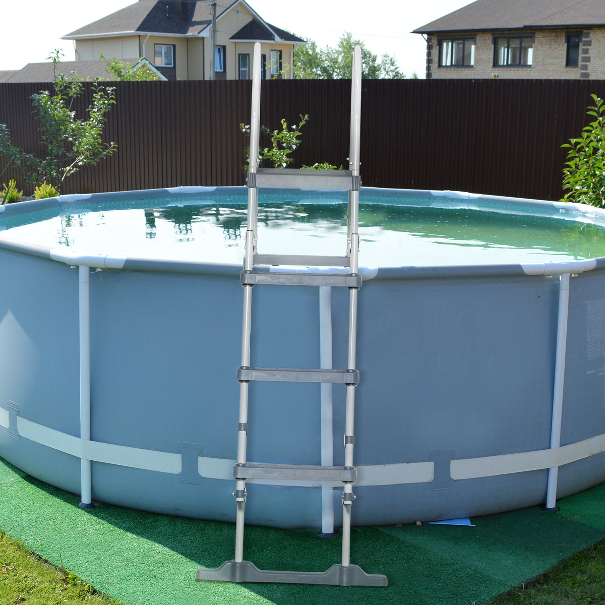 Échelle de piscine hors sol 70" pour parois de piscine de 48" de hauteur, grise