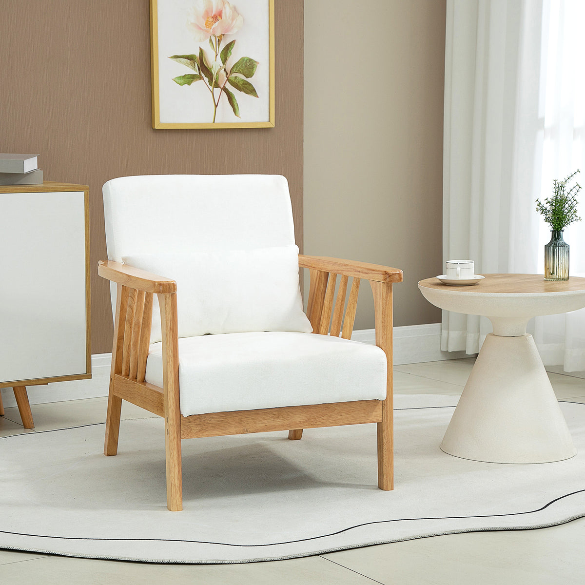 Fauteuil rembourré avec structure en bois d'hévéa, coussins décoratifs et assise confortable, blanc